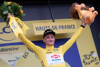 El neerlandés Mathieu van der Poel con el maillot amarillo de líder del Tour de Francia tras ganar la segunda etapa de 209,1 kilómetros de Lauwin-Planque a Boulogne-sur-Mer el domingo 6 de julio del 2025. (AP Foto/Mosa'ab Elshamy)