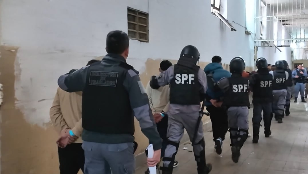 Cada traslado se organiza según el perfil criminológico de los internos y una evaluación de riesgos (X: @AleMonteoliva)