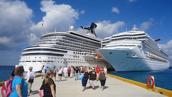 Pasajeros desembarcan de dos cruceros en una terminal portuaria. Entre junio de 2025 y mayo de 2026 (Cortesía: Caribbean News)