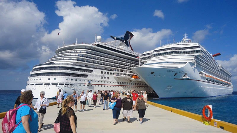 Pasajeros desembarcan de dos cruceros en una terminal portuaria. Entre junio de 2025 y mayo de 2026 (Cortesía: Caribbean News)