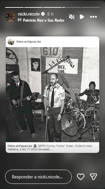 Fotografía en blanco y negro de un joven Indio Solari cantando en el centro con micrófono, un guitarrista a su izquierda y un baterista a su derecha