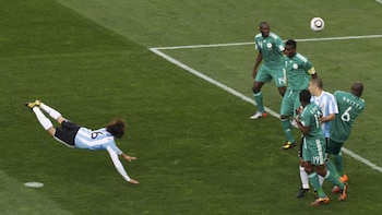 El gol de Heinze frente a Nigeria en el debut argentino en Sudáfrica 2010