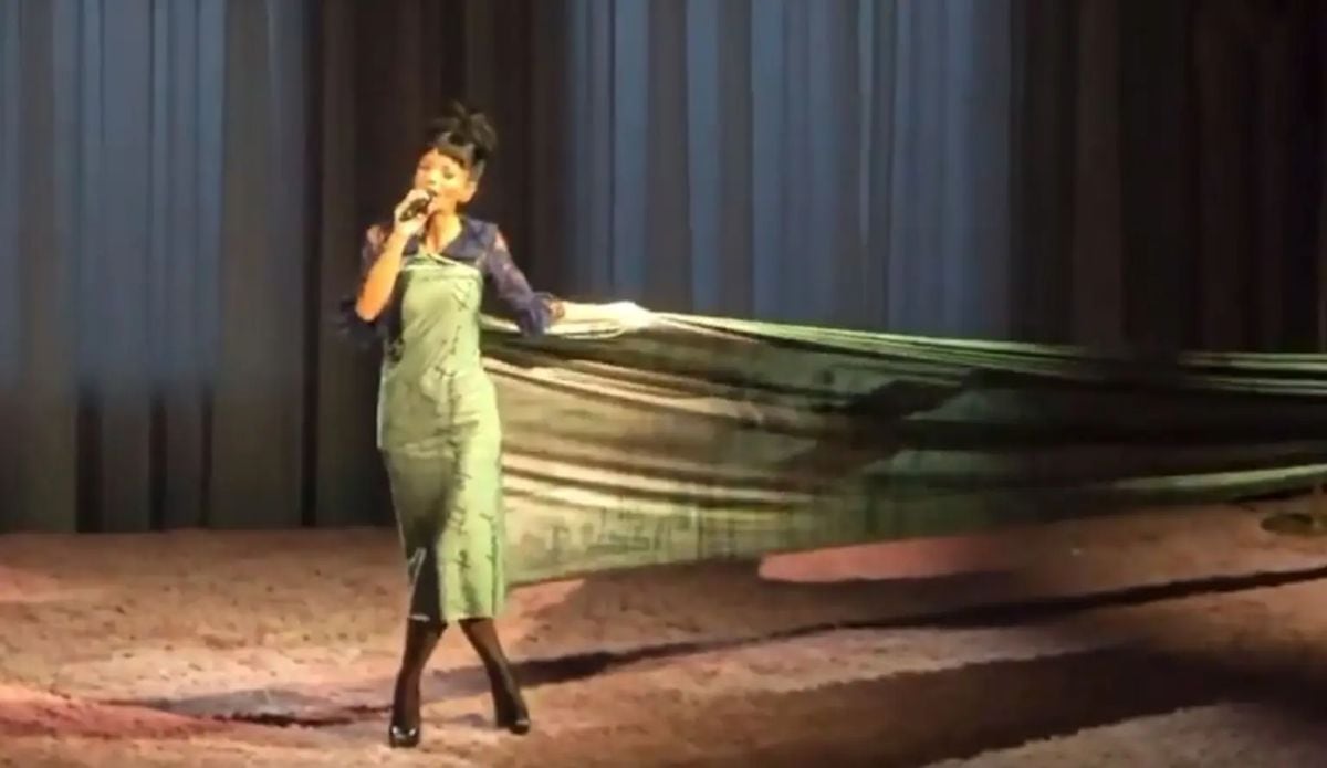 El atuendo hecho con recibos de compras de lujo pone en escena las pruebas públicas de presunta infidelidad por parte de Harbour (X)