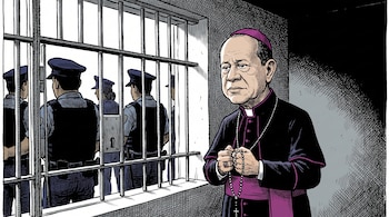 Caricatura de un obispo con sotana y solideo púrpura, con un rosario en las manos, mirando por una ventana con rejas donde se ven cuatro policías.