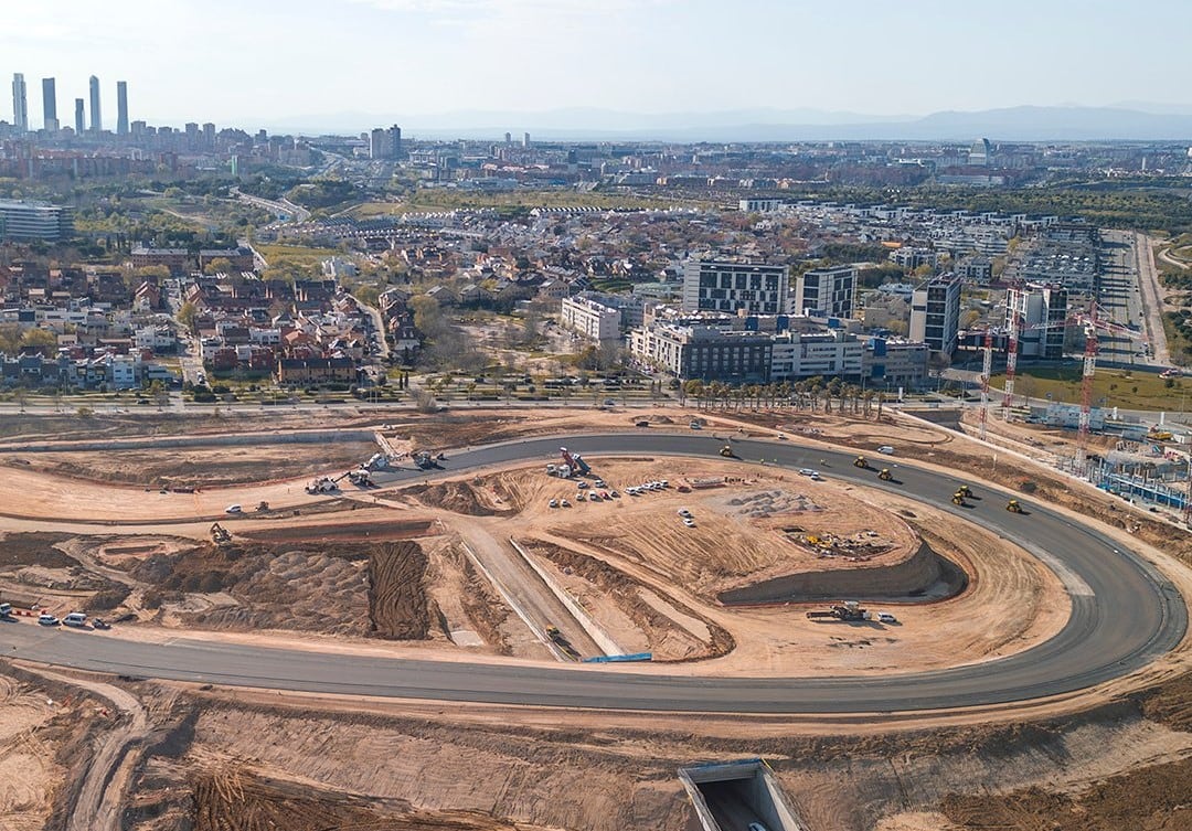 Obras del circuito cunado se estaban desarrollando en Ifema con la ciudad de Madrid al fondo