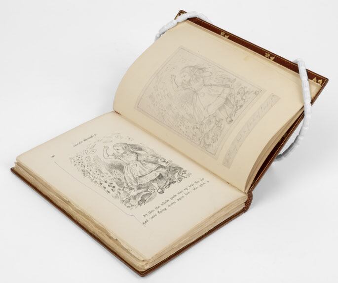 Tras un siglo, una copia perdida de “Alicia en el país de las maravillas” regresa su hogar original