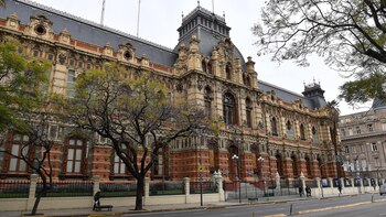 El Palacio de Aguas Corrientes, el maravilloso edificio donde se guardan 350 mil expedientes sobre las construcciones porteñas