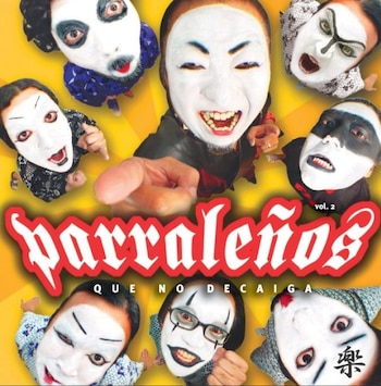 Portada de álbum "Parraleños Que No Decaiga Vol. 2" con siete músicos con maquillaje teatral blanco y negro mirando hacia arriba