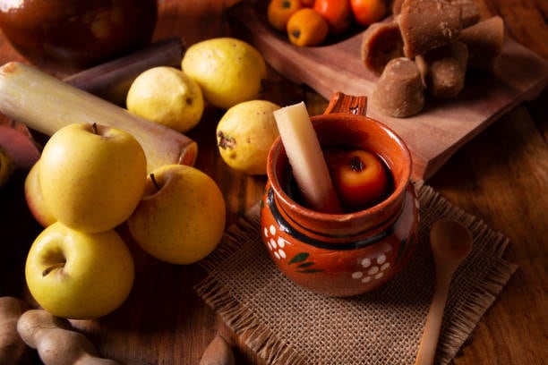 El ponche de frutas es una bebida tradicional mexicana. Foto: (iStock)