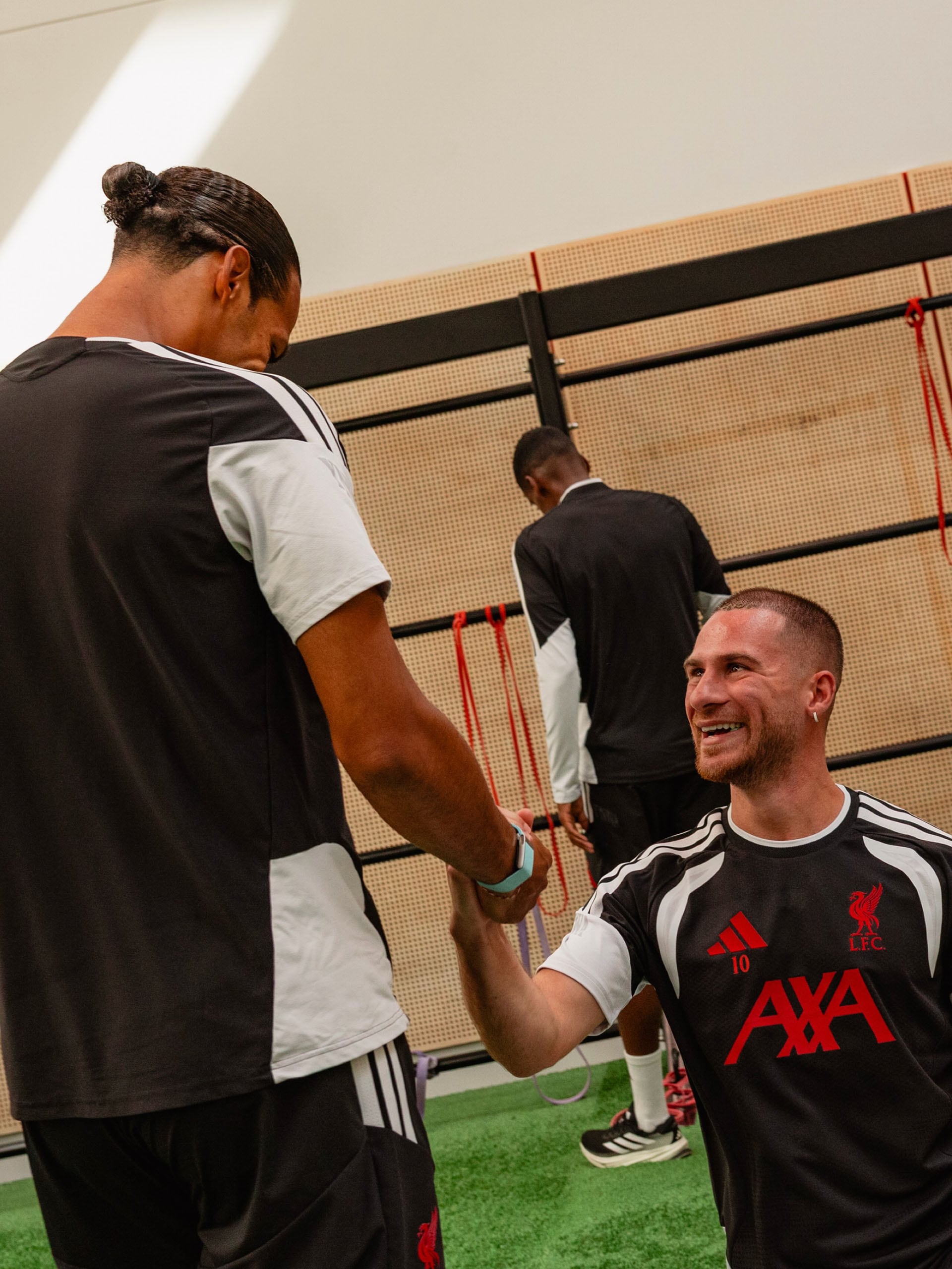 Mac Allister y un cordial saludo con el capitán del Liverpool Virgil van Dijk (Instagram)