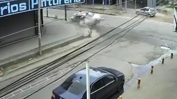 Video: un hombre conducía a gran velocidad, chocó contra un poste y salió despedido de su auto