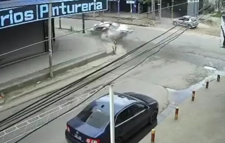 Video: choque en Lomas de Zamora y bomberos heridos en Constitución