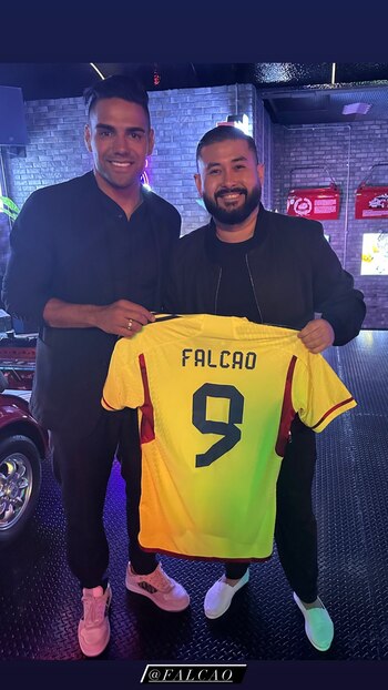 Radamel Falcao García junto a