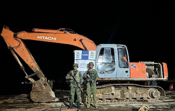 Durante los operativos, las autoridades destruyeron de forma controlada maquinaria pesada y 12.000 galones de ACPM usados para minería ilegal - crédito prensa Armada de Colombia