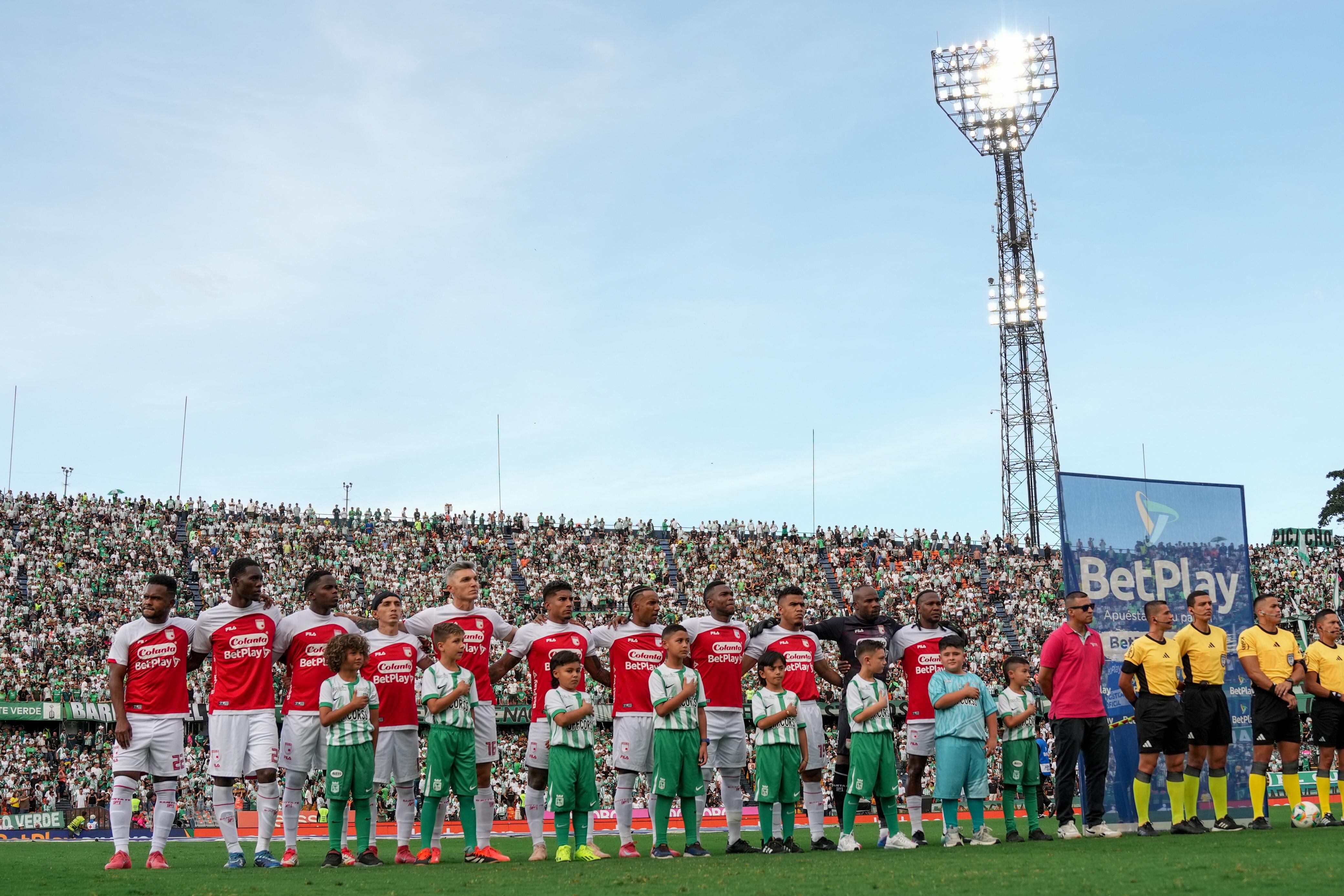 Independiente Santa Fe al minuto 90+5 celebró en el Atanasio Girardot ante Atlético Nacional - crédito Colprensa