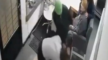 Violento robo en un comercio de La Plata: el delincuente atacó a golpes a la empleada y amenazó a dos clientas
