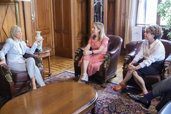 Las diputadas españolas Ana Pastor (c) y Gloria Elizo (d) hablan hoy con la vicepresidenta de Uruguay, Beatriz Argimón, en Montevideo (Uruguay). EFE/Raúl Martínez