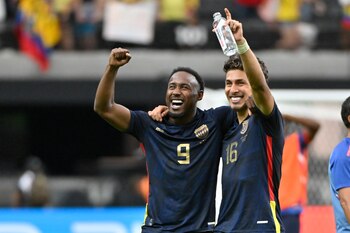 Los ecuatorianos John Yeboah, izquierda,