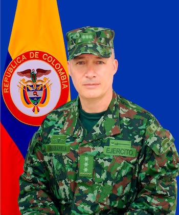 La formación del mayor general Carlos Enrique Carrasquilla Gómez incluye estudios en defensa, geopolítica y gestión de recursos estratégicos en Colombia, Londres y Washington - crédito prensa Fuerzas Militares