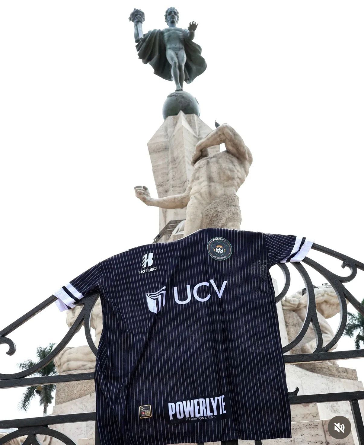 O Pirata FC enfrentará o Universitário com camisas novas.