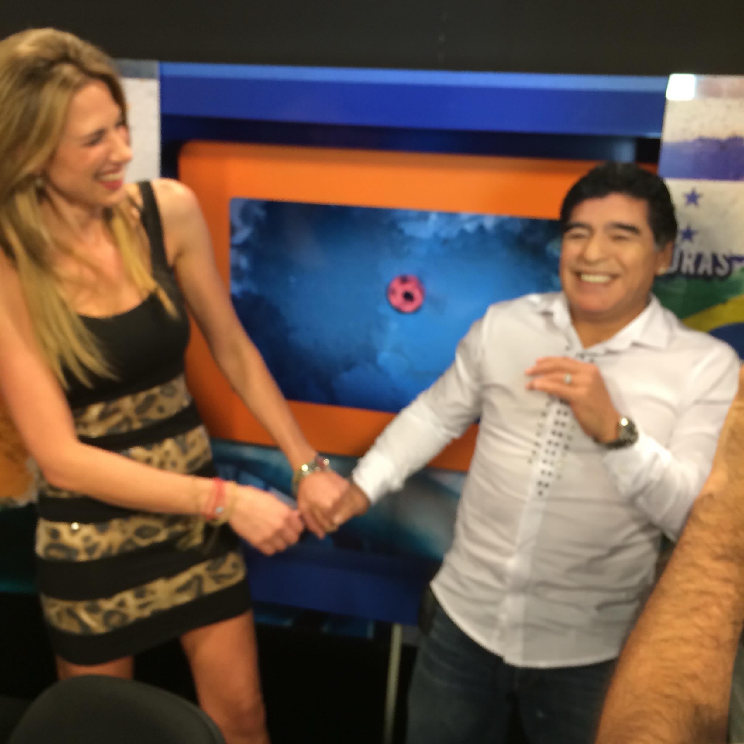 La periodista Alina Moine y el exfutbolista Diego Maradona sonríen en el estudio