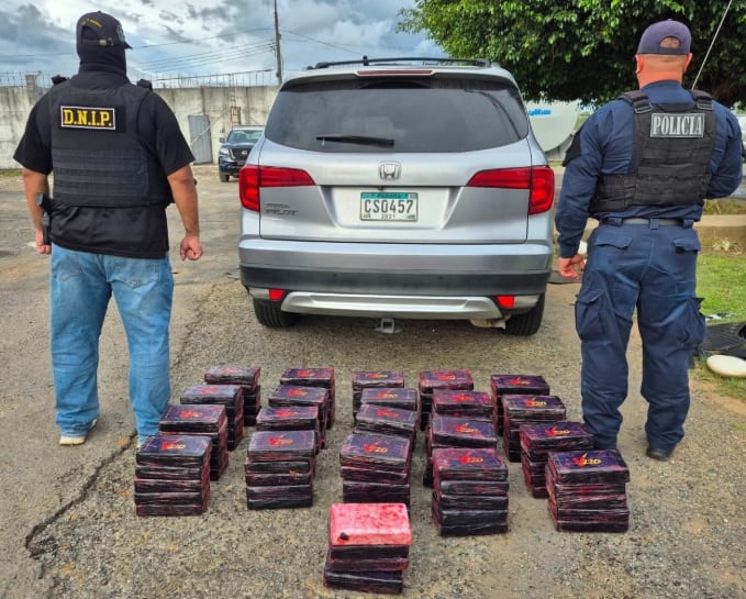 El Servicio Nacional Aeronaval y la Policía Nacional localizaron 210 paquetes de presunta sustancia ilícita dentro de un contenedor en una terminal portuaria de Colón. Archivo