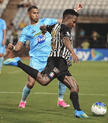 Edwin Torres en ataque ante Carlos Henao. El jugador que ataca es de Jaguares, el que defiende es de Once Caldas - crédito Once Caldas