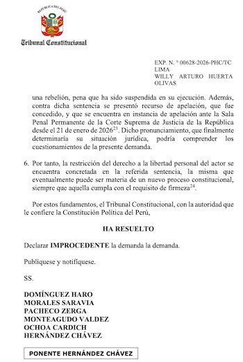 Documento oficial del Tribunal Constitucional de Perú con su escudo, texto legal sobre demanda de Willy Arturo Huerta Olivas y firmas de magistrados