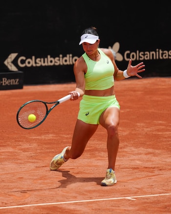 Caroline Dolhide logró dar batalla a Osorio en el primer parcial, que se terminó llevando en el tiebreak - crédito @copacolsanitas/Instagram