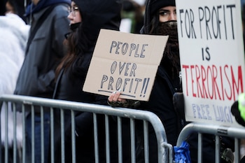 Manifestantes expresan apoyo a Mangione