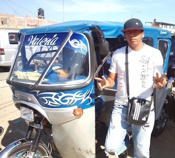 Carlos Noriega conversaba con amigos