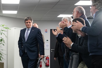 24/01/2026 El presidente de Junts per Catalunya, Carles Puigdemont (i), ofrece declaraciones a los medios, a 24 de enero de 2026, en Perpiñán (Francia). Puigdemont ha convocado una cumbre extraordinaria con toda la cúpula del partido, diputados y algunos de sus alcaldes con motivo de los recientes incidentes en la red ferroviaria y las carreteras catalanas causados por el accidente de un tren de Rodalies en el municipio barcelonés de Gelida del pasado martes.
POLITICA
Glòria Sánchez - Europa Press