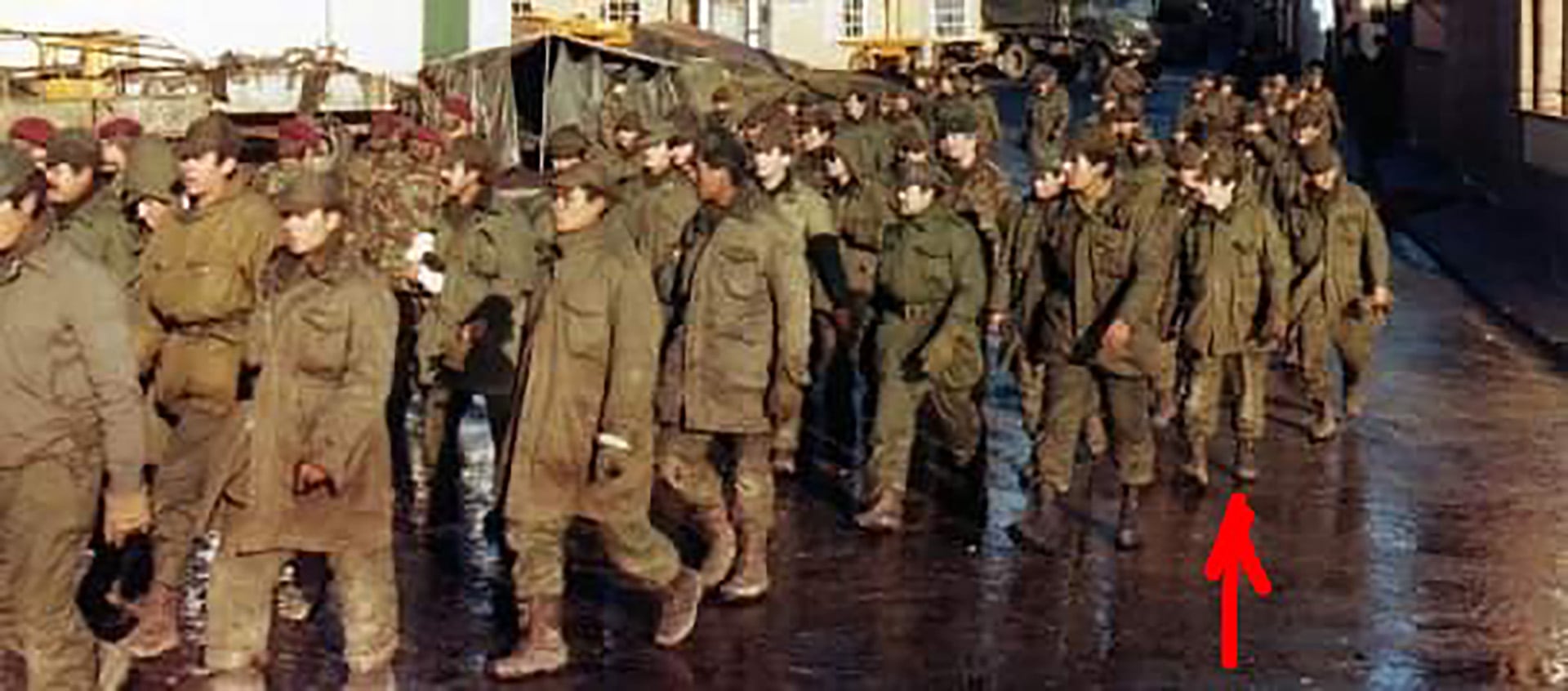 Marcado con la flecha, Ponce junto a sus compañeros en Puerto Argentino, en 1982