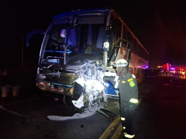 Las autoridades detuvieron a los conductores del bus y el camión involucrados. El tránsito fue restringido por horas. Foto: nexo Online