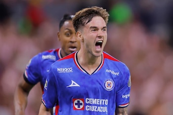 Agustín Palavecino, de Cruz Azul, celebra un gol en un partido de la semifinal de la Liga MX entre Guadalajara y Cruz Azul en el Estadio Jalisco, en Guadalajara (México). (EFE/Francisco Guasco)