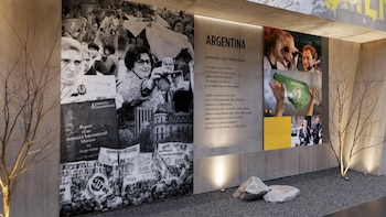 Amnistía Internacional inauguró su museo virtual con piezas históricas como su Premio Nobel, cartas de Nelson Mandela, el recuerdo de las Madres de Plaza de Mayo y del histórico recital en Argentina
