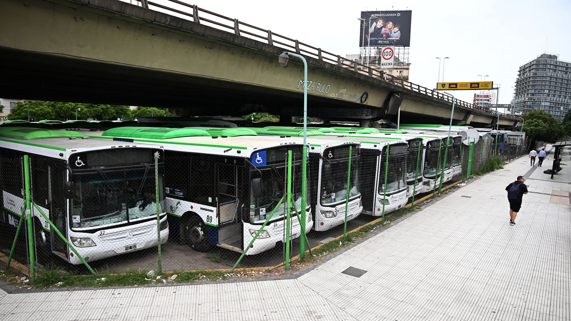 Colectivos estacionados en Constitución durante el paro general convocado por la CGT el 19 de febrero pasado (Foto: Maximiliano Luna)