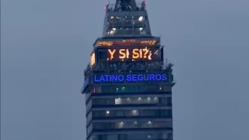 Torre Latinoamericana se ilumina con el mensaje “¿Y si sí?”, alentando la ilusión de los aficionados antes del México vs Inglaterra