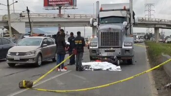 En Tecámac, motociclista derrapa y