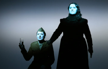 Abramović y la cantante Anohni en la obra del director Robert Wilson The Life and Death of Marina Abramović, en el Park Avenue Armory de Nueva York, en 2013.
