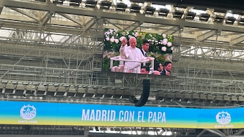 El papa León XIV pide a los católicos madrileños que sean “una Biblia abierta” para los demás y que salgan de su ‘discurso de confort’ en un multitudinario encuentro en el Bernabéu