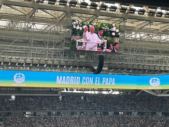 El papa León XIV recorre el césped del Bernabéu en un carrito de golf para acercarse a la comunidad diocesana (Infobae)