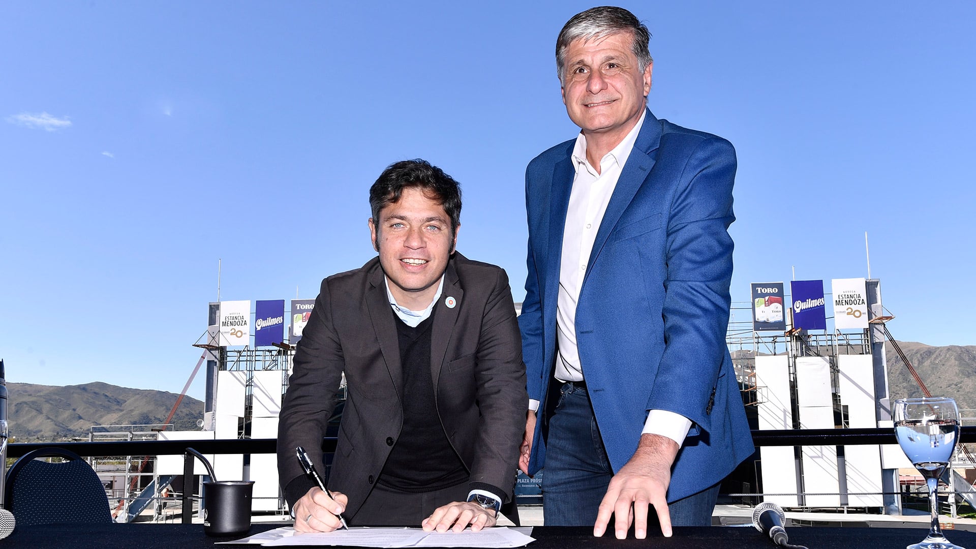 Axel Kicillof junto al intendente de Cosquín, Raúl Cardinalli