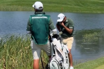 El gesto de la leyenda luego de que el pez se quedó con su pelota durante el torneo de golf