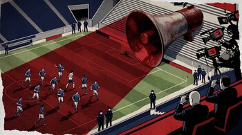 Futbolistas en una cancha con vigilancia policial, un megáfono gigante en la grada, camarógrafos y dos hombres que observan con binoculares.