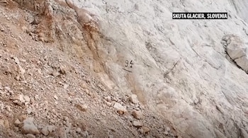 Una capa de grava y sedimentos cubre entre el ochenta y el noventa por ciento del hielo restante en el glaciar Skuta (Captura de video Associated Press)