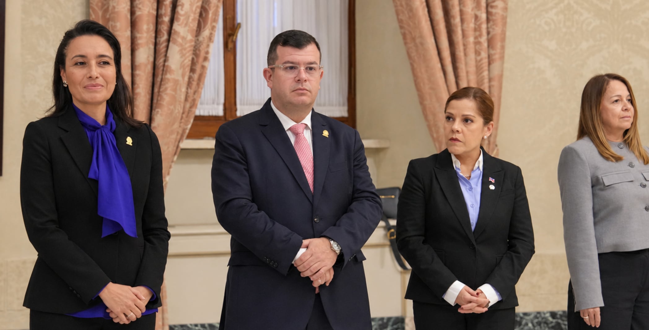 La delegación costarricense estuvo integrada por el primer caballero, Jeffry Umaña; el ministro de Comunicación, Arnold Zamora; y la canciller Ana Elena Pinto, entre otros funcionarios. Crédito: Captura video Presidencia de la República