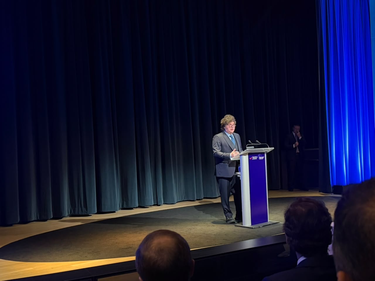 Milei durante su exposición en la Fundación Federalismo y Libertad, (New York, Estados Unidos)