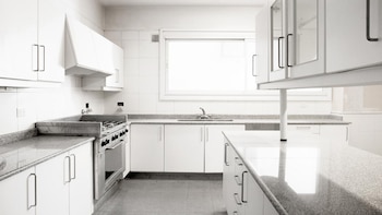 La cocina con muebles y