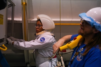 El Space Camp en el U.S. Space & Rocket Center incluyó simulaciones de misiones, resolución de fallas y trabajo en equipo entre estudiantes salvadoreños y panameños. (Foto cortesía Fátima Méndez Mata)
